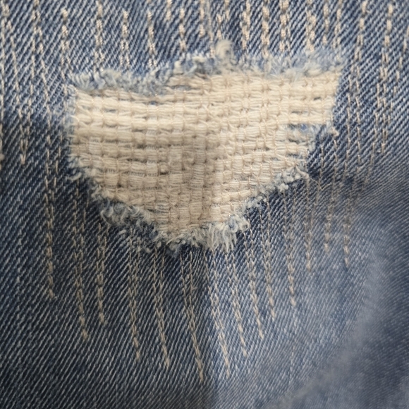 ⭐️40% Off⭐️ Levi's Boyfriend Skinny with Distressed Stitched Patch - Picture 12 of 15